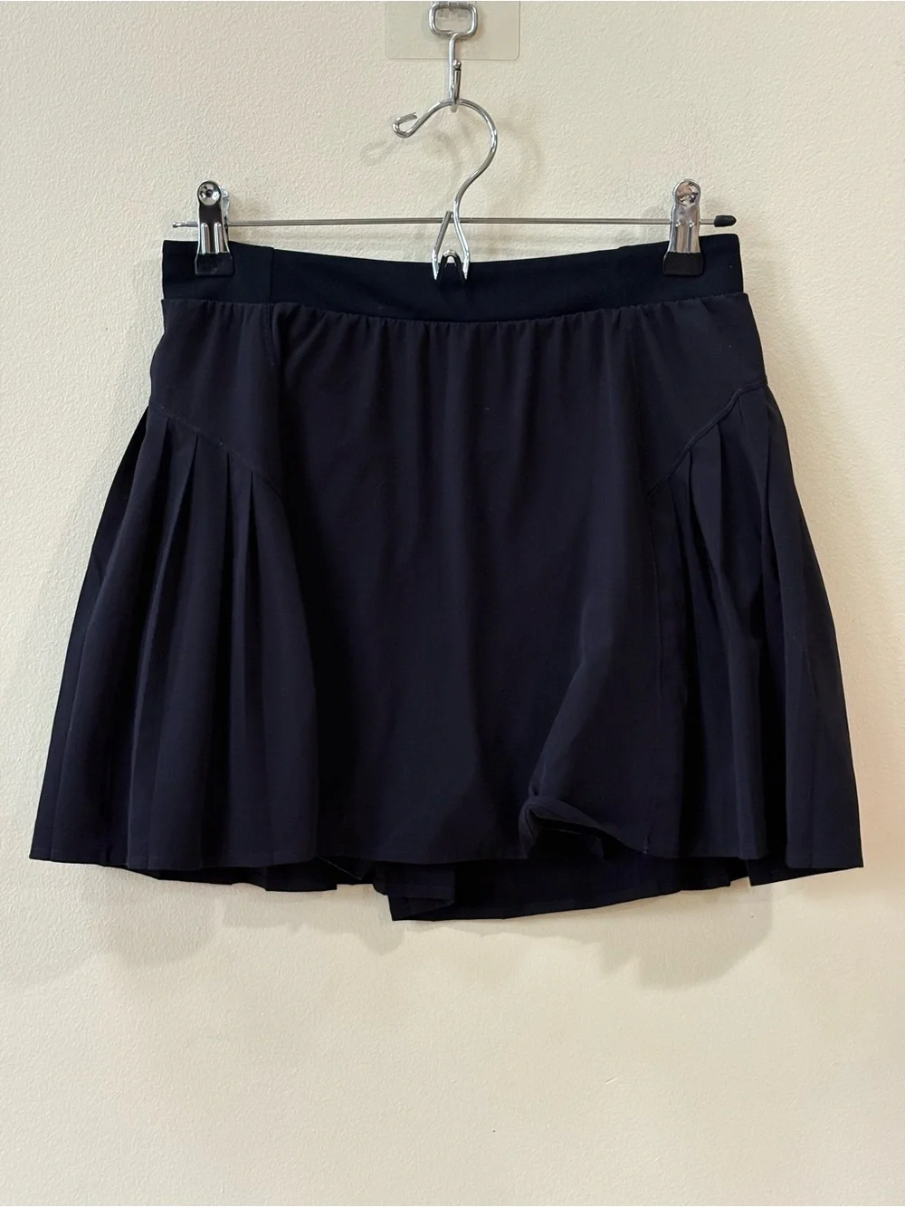 SPANX: THE GET MOVING PLEATED SKORT, 14" - VERY BLACK - Picture 7 of 11